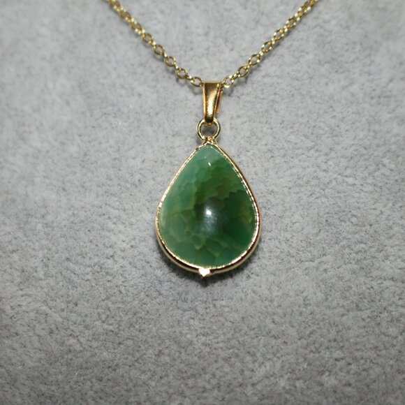 Jewelry - Green Teardrop Stone Pendant Necklace – Gold Trim